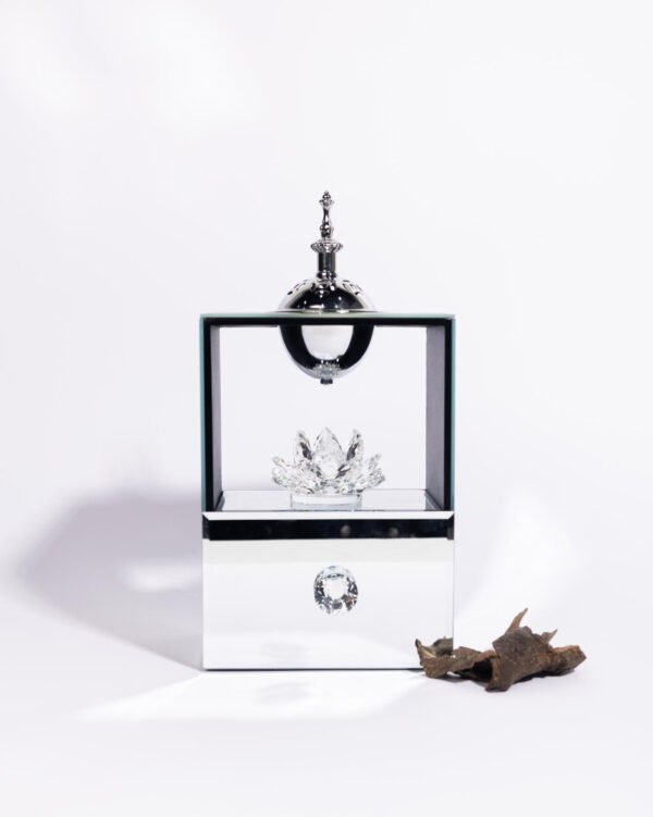 A gift or a gift for your loved ones, a crystal incense burner, a masterpiece, with a drawer containing incense and a half-tola of wine.